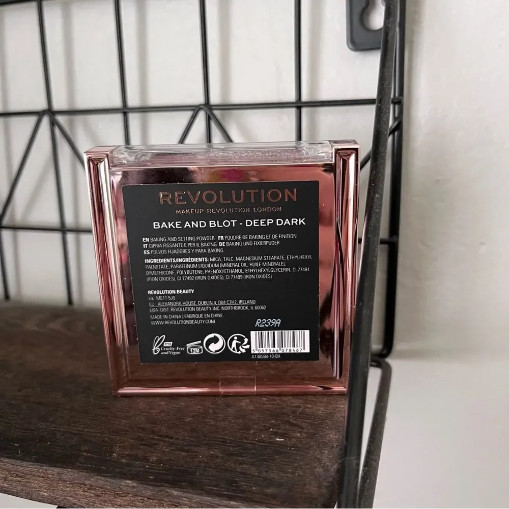 Revolution Bake & Blot Compact Powder Pressed Powder Deep Dark
